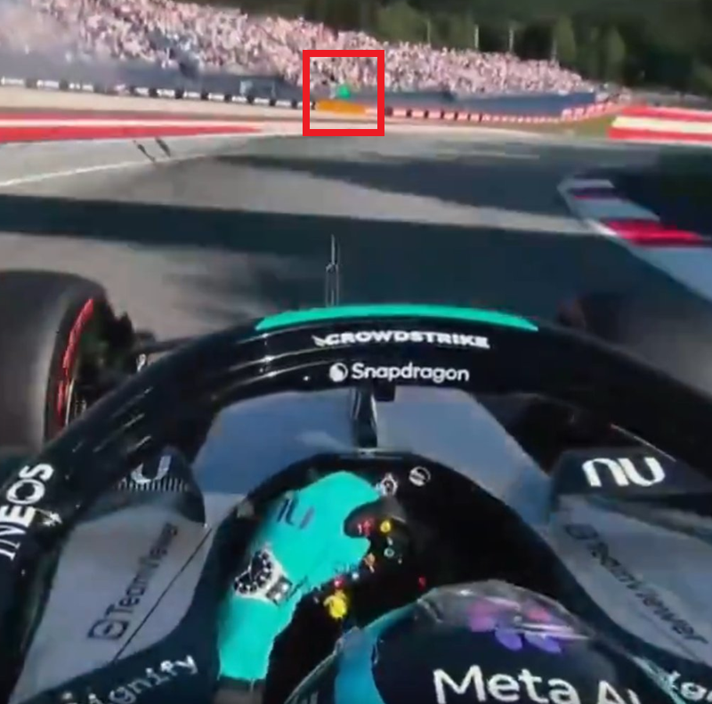 blog_formula1's tweet photo. 🚨 POR QUE GEORGE RUSSELL FOI POLE?🚨

Apesar da polêmica, George Russell fez tudo dentro do regulamento na sua última tentativa: Ele tirou o pé sob bandeira amarela simples e logo depois acelerou ao ver a bandeira verde.

O regulamento especifica que, sob bandeira amarela SIMPLES, o piloto deve reduzir a velocidade ou frear antes em uma curva, que foi o que George fez.

Se tivesse sido o caso de uma bandeira amarela DUPLA, a volta inteira teria sido anulada.