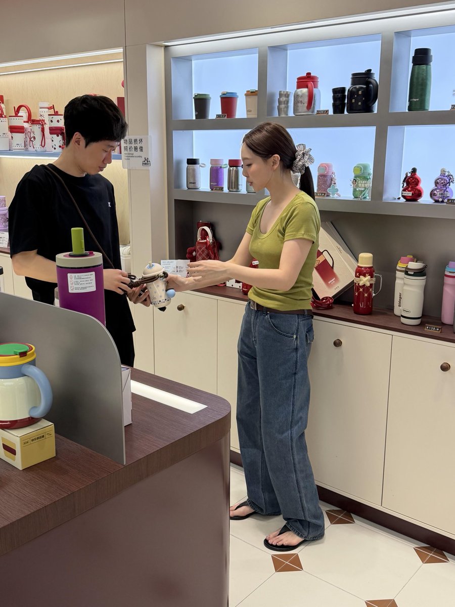 ShoryuuuC's tweet photo. Nayeon looks genuinely so excited about this tumbler 😭 she's too cute

https://t.co/CRGwUm4AK1 https://t.co/ynjc2MRVkh