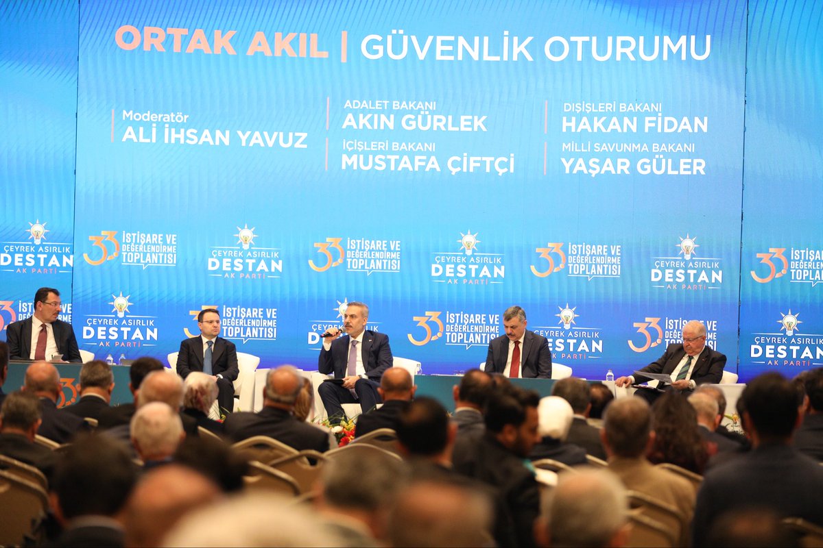 LBayraktar54's tweet photo. 📍 Sapanca | AK Parti 33. İstişare ve Değerlendirme Toplantısı

Sakarya’mızın ev sahipliğinde gerçekleştirilen AK Parti 33. İstişare ve Değerlendirme Toplantımız kapsamında düzenlenen “Ortak Akıl | Güvenlik” oturumuna katıldık.

Genel Başkan Yardımcımız Sayın Ali İhsan Yavuz’un moderatörlüğünde gerçekleştirilen oturumda; Adalet Bakanımız Sayın Akın Gürlek, Dışişleri Bakanımız Sayın Hakan Fidan, İçişleri Bakanımız Sayın Mustafa Çiftçi ve Milli Savunma Bakanımız Sayın Yaşar Güler’in sunum ve değerlendirmelerini dinledik.

Ülkemizin güvenlik politikaları, bölgesel gelişmeler ve geleceğe yönelik stratejik öncelikleri üzerine kapsamlı değerlendirmelerde bulunduk.