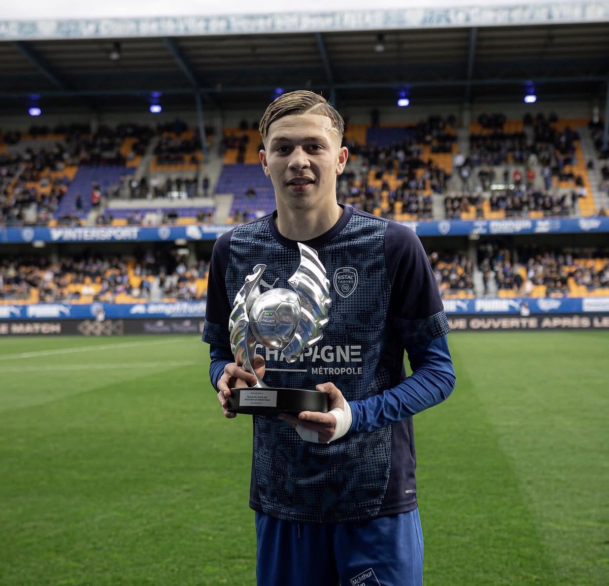 _BeFootball's tweet photo. 🚨🚨 OFFICIEL ! MATHYS DETOURBET 🇫🇷 (2007) QUITTE L’ESTAC POUR MANCHESTER CITY !!! 🩵🌟 https://t.co/Z9mtDWEEzu