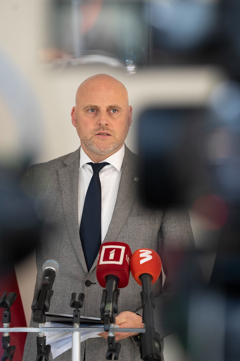 AizsardzibasMin's tweet photo. Jau līdz šīs vasaras beigām uz Latvijas austrumu robežas tiks izvietotas izmaksu ziņā efektīvas pretdronu sistēmas. Savukārt sadarbības projekta ietvaros ar Ukrainu Latvijas pierobežas reģionos paredzēts veidot pretdronu sistēmu ražotnes – tā pēc valdības ārkārtas sēdes Latgalē, žurnālistiem paziņoja Ministru prezidents Andris Kulbergs.

Aizsardzības ministrs Raivis Melnis savukārt norādīja, ka  daļa no Nacionālo bruņoto spēku (NBS) iegādātajām, Latvijā ražotajām pārtvērējdronu sistēmām jau ir izvietotas un integrētas kopējā pretgaisa aizsardzības sensoru sistēmā.  Lai robežu ar krieviju un baltkrieviju nosegtu pilnībā, vēl ir nepieciešams liels darbs, taču NBS iekļausies noteiktajos termiņos, teica ministrs.

➡️Plašāk @sargs_lv rakstā: https://t.co/QAIBBd9Fd1

📷Laura Celmiņa, Ārlietu ministrija