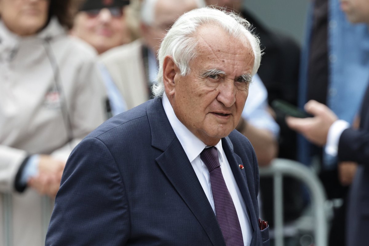 le_Parisien's tweet photo. La voiture de fonction de Jean-Pierre Raffarin au cœur d’une polémique

Son véhicule a heurté un deux-roues, blessant son conducteur, début juin. Problème : les ex-Premiers Ministres n'ont plus droit à une voiture avec chauffeur

➡️ https://t.co/NtyO0vmDf2 https://t.co/QLbIzsd4lt
