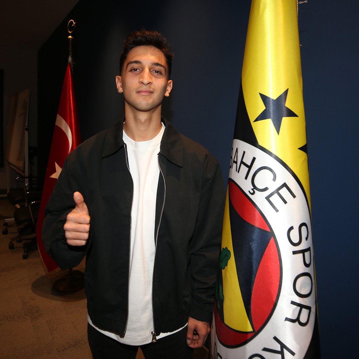 maratonxtra's tweet photo. 🗣️ Samet Çayır: "Fenerbahçe’nin profesyonel sözleşme imzaladığı 18 yaşındaki orta saha oyuncusu Yasir Boz ile Porto’nun yanı sıra Vitoria Guimaraes de ilgileniyor. İspanya’dan bir kulüp de oyuncunun durumunu yakından takip ediyor. Türkiye’den ise Bodrum FK, Yasir’i kiralamak için teklif yapmaya hazırlanıyor." (Fanatik)