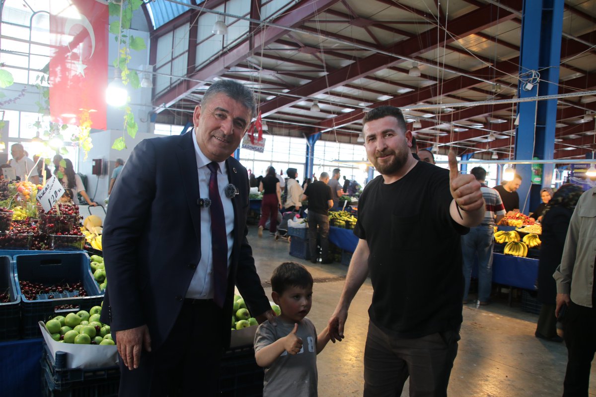MustafaAllar14's tweet photo. Hemşehrilerimizle hasbihal edip, taleplerini dinledik ve notlarımızı aldık. Gösterdikleri yakın ilgi, samimiyet ve teveccüh için kıymetli esnafımıza ve tüm hemşehrilerime gönülden teşekkür ediyorum. https://t.co/4XiyZDkhzr
