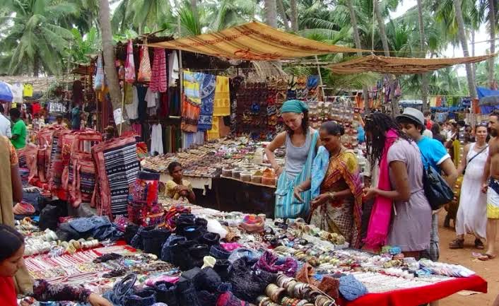 revsodhi's tweet photo. Anjuna’s #Flea
Drifters hide,
barefoot souls,
guitars slung low
trading songs and secrets
under the Goan sky
The sand
remembers the campfires
serendipity lingers
in the salty air with feni and port
nostalgia hangs like warm smoke
~rev
#vss365
#goa
#anjunabeach
📸 net https://t.co/whlypCMmkL