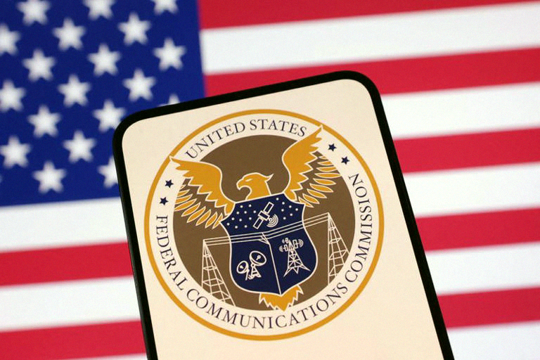 aki_sing_sky's tweet photo. US just banned more Chinese tech imports. The FCC expanded their 2022 ban on Huawei, ZTE, Hytera, Hikvision, and Dahua gear, citing national security. Another move to restrict Chinese electronics.

Full article: https://t.co/9pyyD25Zda https://t.co/esqP3ydqAR