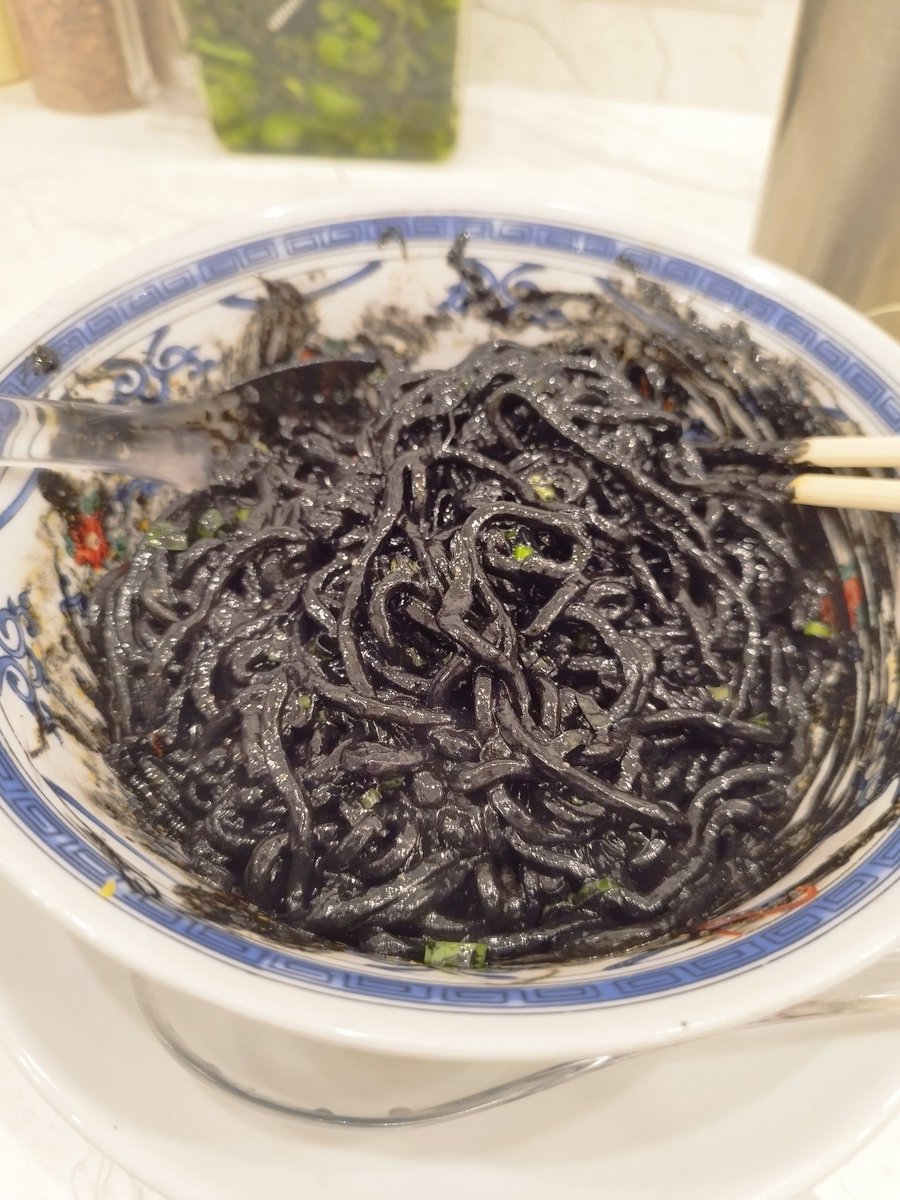 sam_tou1's tweet photo. へいへい、昨日の夕飯は
イカスミ汁なし担々麺！
真っ黒うまい！
添えてあるポットは牡蠣出汁スープ https://t.co/NGhYp7OUSz