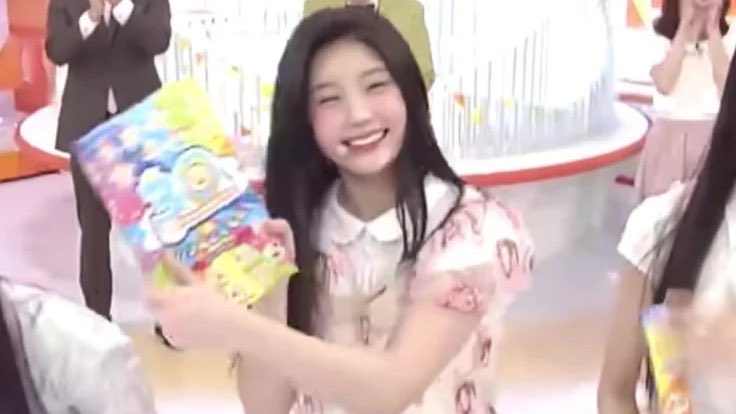 funfettiara's tweet photo. she’s one 🧁 tall https://t.co/3ftjkf6dZE