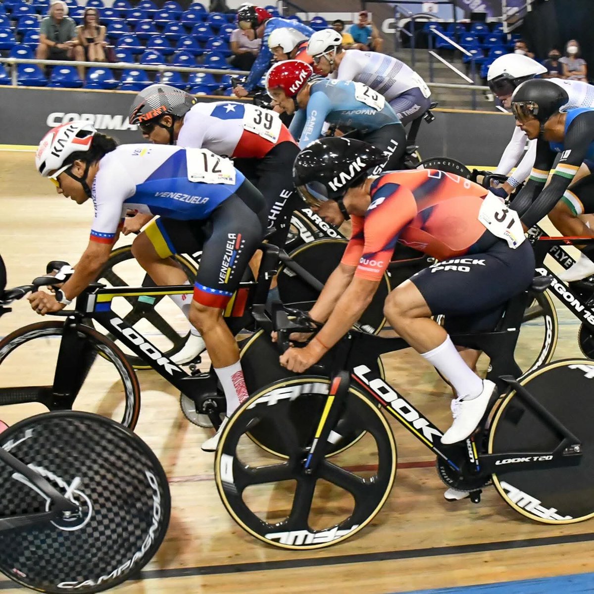 COM_Mexico's tweet photo. 🚴‍♂️💨 ¡IMPARABLES EN LOS ÁNGELES! 🇲🇽✨
Con un desempeño contundente, la campeona mundial Yareli Acevedo y el monarca panamericano Ricardo Nava se coronaron en la prueba de Eliminación Elite.
La bandera de México en lo más alto de la 1ª parada del VSC Summer Slam de Ciclismo de Pista.
 ¡Orgullo nacional!
