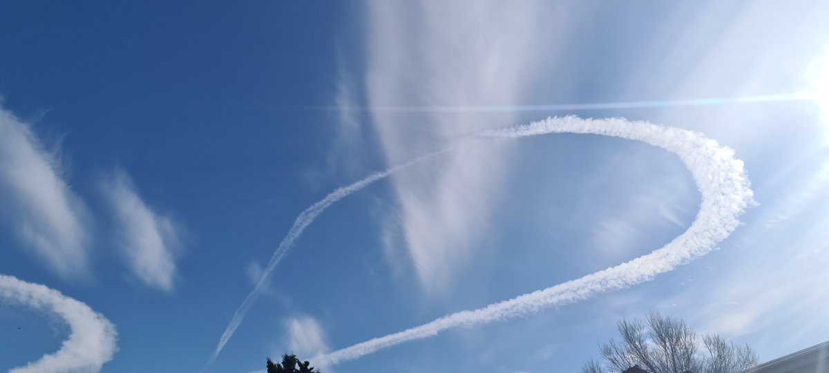 DanceMusic__'s tweet photo. Hermosas formas de Nubes😍☁️
Son estelas de condensación
Que dejo los Aviones por
Buenos Aires 🛩 @JuaniAyoroaOK
@cindymfernandez
#Contrail #ChemTrails #aviones #plane #condensacion #estela
#BuenosAires https://t.co/OaA7IXVvuk
