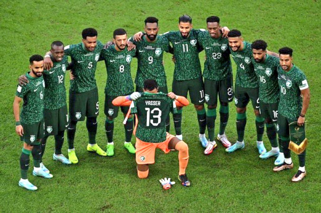 mubarakshalan's tweet photo. "الأخضر" هو "الرأس "
وليس "الرأس الأخضر" !!
مؤلم أن يغيب 
"الأخضر" السعودي،
#السعودية هي الرأس ،
والسعودي هو "رأس" الكرة الخليجية والعربية في آسيا،
بينما يتأهل الرأس الأخضر 
#الراس_الأخضر
"فالأخضر" السعودي 
هو "الرأس"  !!
فرقٌ بين "الأخضر" 
الذي اعتدنا رؤيته في المحافل الكبرى، 
و"الرأس الأخضر"
 الذي خطف بطاقة التأهل هذه المرة.
السعودي...
 هو أخضر الهوية،
 وأخضر الروح، 
وأخضر القلب.
لونٌ لا يُختزل في قميص منتخب، بل يمتد إلى ذاكرة وطن، وعزة شعب، وحكاية مجدٍ كُتبت على ملاعب آسيا والعالم.
هو الأخضر الذي إذا حضر، حضرت معه الهيبة،
 وإذا غاب، بقي في القلوب حاضرًا.
قد تتعثر الخطى أحيانًا،
 لكن الأخضر السعودي
 لا يغيب عن الوجدان، 
لأنه ليس مجرد فريق،
 بل رمزٌ لوطنٍ آمن أبناؤه
 بأن الراية الخضراء تُرفع دائمًا فوق هام السحب 
 مهما تبدلت النتائج.
التاريخ "سيذكر "
وأمريكا  في 1994 "تتذكر"
الأخضر السعودي 
والارجنتين 
"لاتنسى" الأخضر  في
2022
#السعوديه_الراس_الأخضر