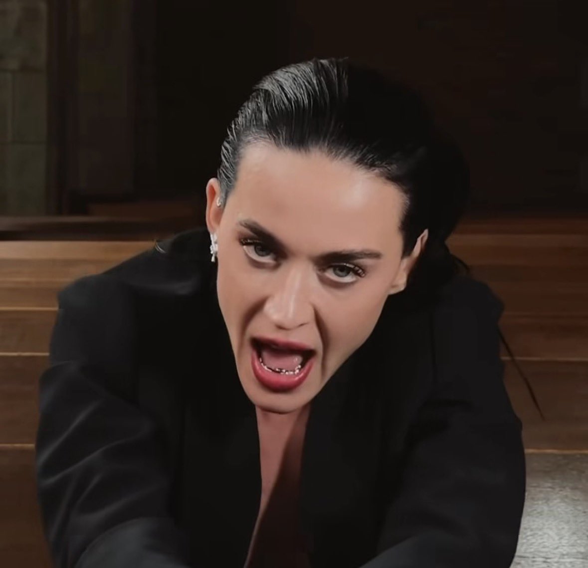 popverseHD's tweet photo. VEXAME 🚨 Desempenho do segundo lead single de Katy Perry decepciona fãs 

Esperançosos após os virais eternos “TOTGA” e “Legendary Lovers”, os devotos Katycats apostaram alto em “Watch It Burn”! Com apostas entre 2M a 6M de plays no Spotify e fãs que apostaram mais baixo sofreram retaliações.   

Felizmente, o sonho virou pesadelo! E aqueles que foram repreendidos mais se aproximaram ao desempenho do novo single da rapper.