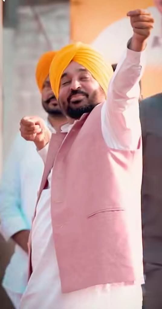 Gurpreet0531's tweet photo. ਭਗਵੰਤ ਮਾਨ ਦੀ ਘਟਦੀ ਲੋਕਪ੍ਰਿਅਤਾ: ਪੰਜਾਬ ਦੀ ਸਿਆਸਤ ਵਿੱਚ ਬਦਲਦੇ ਹਾਲਾਤ
2022 ਦੀਆਂ ਪੰਜਾਬ ਵਿਧਾਨ ਸਭਾ ਚੋਣਾਂ ਵਿੱਚ ਆਮ ਆਦਮੀ ਪਾਰਟੀ (ਆਪ) ਨੇ 94 ਸੀਟਾਂ ਜਿੱਤ ਕੇ ਇੱਕ ਵੱਡਾ ਇਤਿਹਾਸ ਰਚਿਆ ਸੀ। ਇਸ ਵੱਡੀ ਜਿੱਤ ਦੇ ਕੇਂਦਰ ਵਿੱਚ ਭਗਵੰਤ ਮਾਨ ਸਨ, ਜਿਨ੍ਹਾਂ ਨੇ ਮੁੱਖ ਮੰਤਰੀ ਦੀ ਕੁਰਸੀ 'ਤੇ ਬੈਠਣ ਤੋਂ ਪਹਿਲਾਂ ਖ਼ੁਦ ਨੂੰ ਆਮ ਲੋਕਾਂ ਦੇ ਨੇਤਾ ਵਜੋਂ ਪੇਸ਼ ਕੀਤਾ। ਪਰ ਅੱਜ ਜ਼ਮੀਨੀ ਹਕੀਕਤ ਕੁਝ ਹੋਰ ਹੀ ਬਿਆਨ ਕਰਦੀ ਹੈ। ਜਿਹੜੀ ਲੋਕਾਂ ਦੀ ਭੀੜ ਪਹਿਲਾਂ ਉਨ੍ਹਾਂ ਦੇ ਨਾਂ 'ਤੇ ਇਕੱਠੀ ਹੁੰਦੀ ਸੀ, ਹੁਣ ਉਹ ਹੌਲੀ-ਹੌਲੀ ਘਟਦੀ ਨਜ਼ਰ ਆ ਰਹੀ ਹੈ।
ਪੰਜਾਬ ਵਿੱਚ ਹੁਣ ਹੋਣ ਵਾਲੀਆਂ ਸਿਆਸੀ ਰੈਲੀਆਂ ਦਾ ਨਜ਼ਾਰਾ ਪਹਿਲਾਂ ਵਰਗਾ ਨਹੀਂ ਰਿਹਾ। ਦੇਖਣ ਵਿੱਚ ਆਉਂਦਾ ਹੈ ਕਿ ਹੁਣ ਰੈਲੀਆਂ ਵਿੱਚ ਭੀੜ ਅਤੇ ਸੁਰੱਖਿਆ ਦੇ ਪ੍ਰਬੰਧਾਂ ਲਈ ਲਗਭਗ 500 ਪੁਲਿਸ ਵਾਲੇ ਸਿਵਲ ਵਰਦੀ ਵਿੱਚ ਸ਼ਾਮਲ ਕੀਤੇ ਜਾਂਦੇ ਹਨ। ਜਦੋਂ ਲੋਕਾਂ ਦਾ ਵੱਡਾ ਇਕੱਠ ਹੁੰਦਾ ਵੀ ਹੈ, ਤਾਂ ਉਸ ਦਾ ਕਾਰਨ ਭਗਵੰਤ ਮਾਨ ਖ਼ੁਦ ਨਹੀਂ, ਸਗੋਂ ਉਨ੍ਹਾਂ ਦਾ 'ਪੰਜਾਬ ਦਾ ਮੁੱਖ ਮੰਤਰੀ' ਹੋਣਾ ਹੈ। ਦੂਜਾ ਵੱਡਾ ਕਾਰਨ ਇਹ ਹੈ ਕਿ ਲੋਕ ਰੈਲੀਆਂ ਵਿੱਚ ਅਕਸਰ ਉਨ੍ਹਾਂ ਕਲਾਕਾਰਾਂ ਅਤੇ ਗਾਇਕਾਂ ਨੂੰ ਸੁਣਨ ਆਉਂਦੇ ਹਨ, ਜਿਨ੍ਹਾਂ ਨੂੰ ਭੀੜ ਇਕੱਠੀ ਕਰਨ ਲਈ ਉਚੇਚੇ ਤੌਰ 'ਤੇ ਸੱਦਿਆ ਜਾਂਦਾ ਹੈ।
ਇਹ ਮਾਹੌਲ 2022 ਤੋਂ ਪਹਿਲਾਂ ਵਾਲੇ ਹਾਲਾਤਾਂ ਤੋਂ ਬਿਲਕੁਲ ਉਲਟ ਹੈ। ਸੱਤਾ ਵਿੱਚ ਆਉਣ ਤੋਂ ਪਹਿਲਾਂ, ਲੋਕ ਸੱਚਮੁੱਚ ਭਗਵੰਤ ਮਾਨ ਨੂੰ ਸੁਣਨ ਲਈ ਉਤਾਵਲੇ ਰਹਿੰਦੇ ਸਨ। ਉਹ ਆਪਣੀਆਂ ਬੇਬਾਕ ਅਤੇ ਸਿੱਧੀਆਂ ਗੱਲਾਂ ਲਈ ਜਾਣੇ ਜਾਂਦੇ ਸਨ। ਉਨ੍ਹਾਂ ਦੇ ਭਾਸ਼ਣਾਂ ਵਿੱਚ ਇੱਕ ਖਿੱਚ ਸੀ, ਜਿਸ ਰਾਹੀਂ ਉਹ ਲੋਕਾਂ ਨੂੰ ਆਪਣੇ ਮਗਰ ਲਾਉਣ ਵਿੱਚ ਕਾਮਯਾਬ ਰਹੇ ਸਨ। ਪਰ ਹੁਣ ਅਜਿਹਾ ਲੱਗਦਾ ਹੈ ਕਿ ਭਗਵੰਤ ਮਾਨ ਵਿੱਚ ਉਹ ਪਹਿਲਾਂ ਵਾਲੀ ਗੱਲ ਨਹੀਂ ਰਹੀ। ਇੱਕ ਕ੍ਰਾਂਤੀਕਾਰੀ ਆਵਾਜ਼ ਹੁਣ ਇੱਕ ਰਵਾਇਤੀ ਸਿਆਸਤਦਾਨ ਦੀ ਆਵਾਜ਼ ਬਣ ਕੇ ਰਹਿ ਗਈ ਹੈ ਅਤੇ ਲੋਕਾਂ ਨਾਲ ਉਨ੍ਹਾਂ ਦਾ ਸਿੱਧਾ ਜੁੜਾਅ ਟੁੱਟਦਾ ਨਜ਼ਰ ਆ ਰਿਹਾ ਹੈ।
ਸਿਰਫ਼ ਪੰਜਾਬ ਦੇ ਲੋਕਾਂ ਵਿੱਚ ਹੀ ਨਹੀਂ, ਸਗੋਂ ਪਾਰਟੀ ਦੇ ਅੰਦਰੂਨੀ ਹਿੱਸਿਆਂ ਵਿੱਚ ਵੀ ਬਦਲਾਅ ਆਇਆ ਹੈ। ਸਿਆਸੀ ਗਲਿਆਰਿਆਂ ਵਿੱਚ ਇਹ ਚਰਚਾ ਆਮ ਹੈ ਕਿ ਦਿੱਲੀ ਦੀ ਲੀਡਰਸ਼ਿਪ, ਖ਼ਾਸ ਕਰਕੇ ਅਰਵਿੰਦ ਕੇਜਰੀਵਾਲ ਅਤੇ ਉਨ੍ਹਾਂ ਦੀ ਟੀਮ, ਹੁਣ ਭਗਵੰਤ ਮਾਨ ਨੂੰ ਪਹਿਲਾਂ ਵਾਂਗ ਪਸੰਦ ਨਹੀਂ ਕਰਦੀ। ਇਸ ਅੰਦਰੂਨੀ ਖਿੱਚੋਤਾਣ ਤੋਂ ਇਹ ਸਪੱਸ਼ਟ ਹੁੰਦਾ ਹੈ ਕਿ ਮੁੱਖ ਮੰਤਰੀ ਨੂੰ ਸਿਰਫ਼ ਪੰਜਾਬ ਦੇ ਲੋਕਾਂ ਦਾ ਵਿਸ਼ਵਾਸ ਬਣਾਈ ਰੱਖਣ ਵਿੱਚ ਹੀ ਨਹੀਂ, ਸਗੋਂ ਆਪਣੀ ਹੀ ਪਾਰਟੀ ਹਾਈਕਮਾਂਡ ਨਾਲ ਤਾਲਮੇਲ ਰੱਖਣ ਵਿੱਚ ਵੀ ਮੁਸ਼ਕਲਾਂ ਦਾ ਸਾਹਮਣਾ ਕਰਨਾ ਪੈ ਰਿਹਾ ਹੈ।
ਇਨ੍ਹਾਂ ਸਾਰੇ ਹਾਲਾਤਾਂ ਨੂੰ ਦੇਖਦਿਆਂ, ਇੱਕ ਵੱਡਾ ਸਵਾਲ ਇਹ ਉੱਠਦਾ ਹੈ ਕਿ ਕੀ ਪੰਜਾਬ ਦੇ ਲੋਕਾਂ ਨੂੰ ਭਗਵੰਤ ਮਾਨ ਲਈ ਸਿਸਟਮ ਜਾਂ 'ਤਖ਼ਤ' ਨਾਲ ਮੱਥਾ ਲਾਉਣਾ ਚਾਹੀਦਾ ਹੈ? ਕਈ ਆਲੋਚਕਾਂ ਦਾ ਮੰਨਣਾ ਹੈ ਕਿ ਲੋਕਾਂ ਨੂੰ ਇੱਕ ਅਜਿਹੇ ਨੇਤਾ ਲਈ ਆਪਣੇ ਆਪ ਨੂੰ ਮੁਸ਼ਕਲ ਵਿੱਚ ਨਹੀਂ ਪਾਉਣਾ ਚਾਹੀਦਾ, ਜਿਸ ਦਾ ਇਤਿਹਾਸ ਸ਼ਰਾਬ ਦੀ ਆਦਤ (Alcohol addiction) ਨਾਲ ਜੁੜਿਆ ਰਿਹਾ ਹੋਵੇ ਅਤੇ ਜਿਸ ਬਾਰੇ ਅੱਜ ਵੀ ਅਜਿਹੇ ਸਵਾਲ ਉੱਠਦੇ ਹੋਣ।
ਅੰਤ ਵਿੱਚ, ਭਾਵੇਂ ਭਗਵੰਤ ਮਾਨ ਅੱਜ ਮੁੱਖ ਮੰਤਰੀ ਦੇ ਅਹੁਦੇ 'ਤੇ ਬਿਰਾਜਮਾਨ ਹਨ, ਪਰ ਉਨ੍ਹਾਂ ਦੀ ਨਿੱਜੀ ਲੋਕਪ੍ਰਿਅਤਾ ਦੀ ਬੁਨਿਆਦ ਕਮਜ਼ੋਰ ਹੁੰਦੀ ਜਾ ਰਹੀ ਹੈ। ਇੱਕ ਭੀੜ ਖਿੱਚਣ ਵਾਲੇ ਨੇਤਾ ਤੋਂ ਇੱਕ ਪ੍ਰਸ਼ਾਸਕ ਬਣਨ ਤੱਕ ਦਾ ਉਨ੍ਹਾਂ ਦਾ ਸਫ਼ਰ ਕਈ ਚੁਣੌਤੀਆਂ ਅਤੇ ਸਵਾਲਾਂ ਨਾਲ ਭਰਿਆ ਹੋਇਆ ਹੈ।
Gurpret Taruana