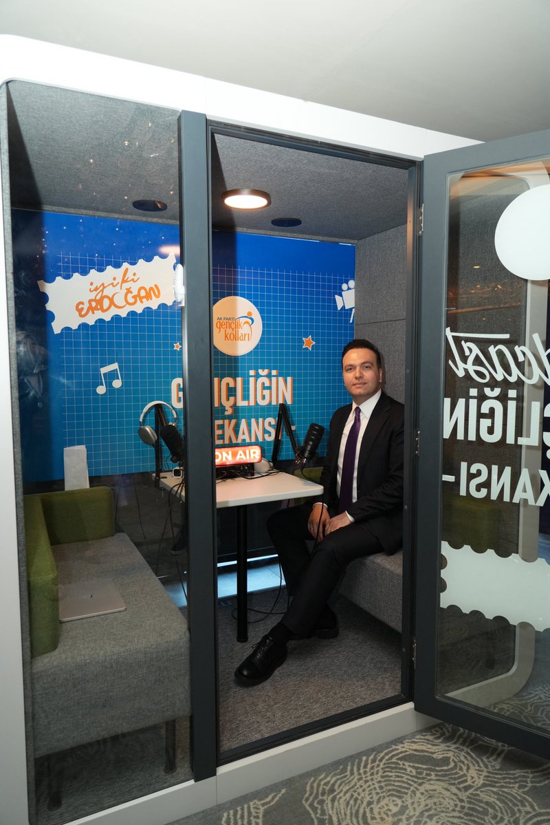avyusufibis's tweet photo. 📍Gençliğin Frekansı 🙋🏻‍♂️

AK Gençlik olarak -Gençliğin Frekansı- Podcast serimizle 33. İstişare ve Değerlendirme Toplantımızdayız. 🚀

Gençliğin heyecanıyla, Türkiye’nin yarınlarına güçlü notlar bırakmaya devam ediyoruz. 🎧

#ÇeyrekAsırlıkDestan https://t.co/a5MHGLp7Em