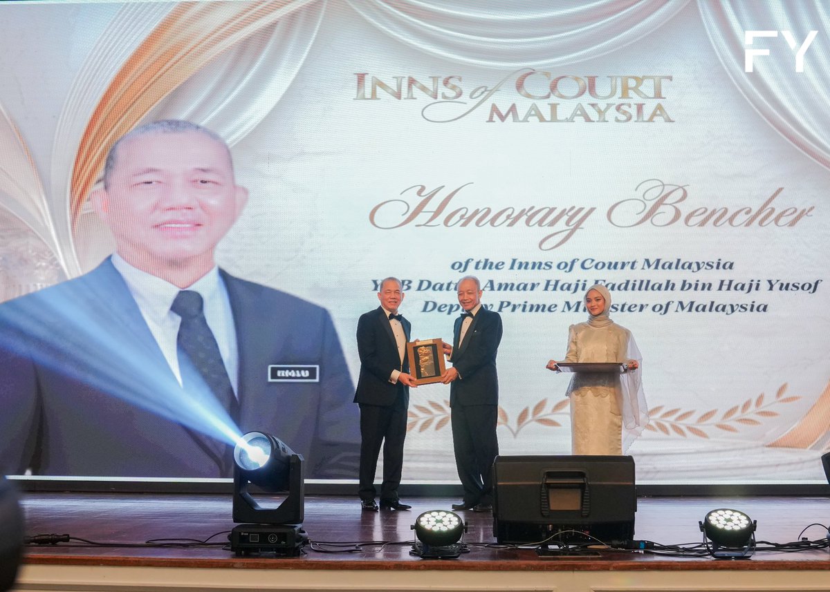 PetraJayaMP's tweet photo. Kuala Lumpur | 27 Jun 2026 | Sabtu

Alhamdulillah, malam ini saya berasa amat bersyukur dan rendah hati menerima pengiktirafan sebagai Honorary Bencher daripada Inns of Court Malaysia sempena Majlis Makan Malam Gala Ulang Tahun Ke-10 institusi berprestij ini. 

Pengiktirafan ini  bukan sekadar satu penghormatan peribadi, tetapi sebagai satu amanah untuk saya terus menyumbang kepada usaha memperkukuh sistem perundangan, keadilan dan tadbir urus negara.

Setinggi-tinggi penghargaan saya ucapkan kepada Presiden, Jawatankuasa Eksekutif serta seluruh warga Inns of Court Malaysia (ICM) atas kepercayaan dan penghormatan yang diberikan. 

Majlis pada malam ini diserikan dengan kehadiran Tuan Yang Terutama Yang Dipertua Negeri Sarawak, Tun Pehin Sri Dr. Haji Wan Junaidi bin Tuanku Jaafar, dan isteri, Toh Puan Datuk Patinggi Fauziah binti Mohd Sanusi.

Sepanjang sedekad penubuhannya, ICM telah memainkan peranan penting dalam memupuk kecemerlangan profesion guaman, memperkukuh etika profesional, memperluaskan pendidikan undang-undang dan menjunjung tinggi kedaulatan undang-undang di Malaysia.

Undang-undang bukan sekadar himpunan akta atau peraturan, tetapi merupakan asas kepada keadilan, kestabilan, kemajuan dan keharmonian sesebuah negara. Kepercayaan rakyat terhadap institusi keadilan hanya dapat diperkukuhkan apabila undang-undang dilaksanakan secara adil, telus dan tanpa rasa takut atau pilih kasih.

Saya turut berkongsi pandangan mengenai perubahan landskap dunia perundangan yang dipacu oleh kecerdasan buatan (AI), pendigitalan, keselamatan siber dan teknologi baharu. AI mampu menjadi pemangkin kepada kecekapan dan akses kepada keadilan, namun kebijaksanaan, integriti dan tanggungjawab moral tetap menjadi amanah yang tidak boleh digantikan oleh teknologi.

Saya percaya Malaysia akan terus maju sebagai sebuah negara yang aman, makmur dan dihormati sekiranya kita terus mempertahankan kebebasan institusi, memperkukuh pendidikan undang-undang, mengangkat profesionalisme serta sentiasa menjunjung kedaulatan undang-undang sebagai asas pentadbiran negara.

Semoga kita semua terus berganding bahu membina institusi yang lebih kukuh, mempertahankan prinsip keadilan dan meninggalkan legasi yang memberi manfaat kepada generasi akan datang.

#MalaysiaMADANI