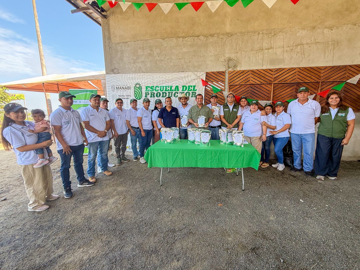 Leoorlandoa's tweet photo. Hoy participamos en un día de campo con nuestros técnicos de las Escuelas del Productor, junto a cooperantes estratégicos para compartir experiencias, conocer los avances alcanzados en las diferentes escuelas e intercambiar conocimientos y buenas prácticas agroecológicas que fortalecen la producción sostenible en Manabí.

Durante la jornada, también entregamos semillas de pasto y dos bombas de fumigación, para los miembros de la Escuela Ganadera de Simón Bolívar, de Portoviejo, herramientas que contribuyen a mejorar su productividad.

Agradecemos el compromiso y el trabajo articulado de nuestros aliados: FAO, RELASER, INIAP, GIZ, Fundación PASOS, Asociación PyD y Swisscontact–Reacticampo, quienes, junto a la Prefectura de Manabí, seguimos impulsando una agricultura más sostenible, innovadora y resiliente para nuestras familias. 

Bajo el lema aprender haciendo, cambiamos a Manabí para siempre.
