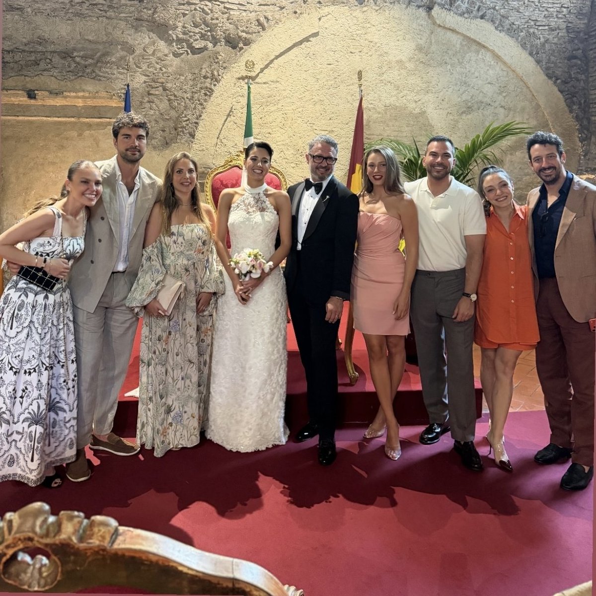 PopFestTR's tweet photo. Serenay Sarıkaya, Merve Dizdar, Eda Ece ve Aslı Enver, İbrahim Selim'in İtalya'daki nikahında bir araya geldi. https://t.co/7LWSOPxr3O