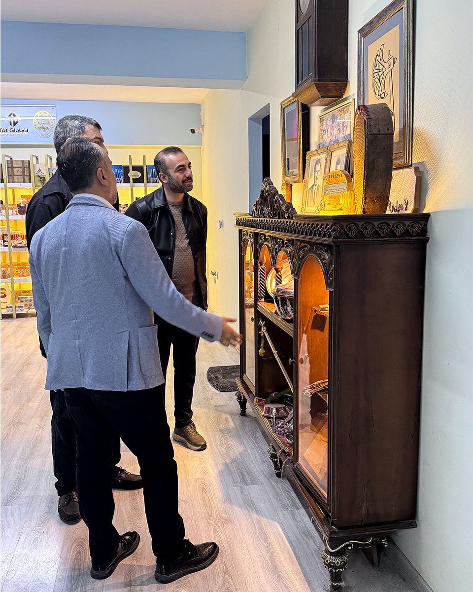 global_tat's tweet photo. Halep Başkonsolosluğu Ticaret Ataşemiz Sayın Tekin Çitoğlu ve Ticaret Ataşemiz Sayın Sefa Akgül, fabrikamıza bir ziyaret gerçekleştirdi.

Ziyaret kapsamında firmamızın üretim faaliyetleri, gıda sektöründe yürüttüğümüz inovatif çalışmalar, katma değerli ürün portföyümüz ve dış ticaret operasyonlarımız hakkında kapsamlı bilgilendirme yapıldı. Ayrıca 23 ülkeye gerçekleştirdiğimiz ihracat faaliyetleri detaylı şekilde paylaşıldı.

Görüşmede, Suriye’deki mevcut faaliyet alanlarımız ve bölgesel iş geliştirme stratejilerimiz üzerine istişarelerde bulunuldu. Bunun yanı sıra Suriye’ye yönelik ihracat süreçleri, sınır kapılarındaki güncel gelişmeler, yatırım fırsatları ve hukuki çerçeveye ilişkin konular ele alınarak verimli bir değerlendirme yapıldı.

Nazik ziyaretleri ve kıymetli katkıları dolayısıyla Sayın Tekin Çitoğlu ve Sayın Sefa Akgül’e teşekkür ederiz.