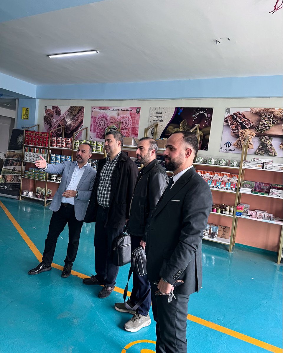 global_tat's tweet photo. Halep Başkonsolosluğu Ticaret Ataşemiz Sayın Tekin Çitoğlu ve Ticaret Ataşemiz Sayın Sefa Akgül, fabrikamıza bir ziyaret gerçekleştirdi.

Ziyaret kapsamında firmamızın üretim faaliyetleri, gıda sektöründe yürüttüğümüz inovatif çalışmalar, katma değerli ürün portföyümüz ve dış ticaret operasyonlarımız hakkında kapsamlı bilgilendirme yapıldı. Ayrıca 23 ülkeye gerçekleştirdiğimiz ihracat faaliyetleri detaylı şekilde paylaşıldı.

Görüşmede, Suriye’deki mevcut faaliyet alanlarımız ve bölgesel iş geliştirme stratejilerimiz üzerine istişarelerde bulunuldu. Bunun yanı sıra Suriye’ye yönelik ihracat süreçleri, sınır kapılarındaki güncel gelişmeler, yatırım fırsatları ve hukuki çerçeveye ilişkin konular ele alınarak verimli bir değerlendirme yapıldı.

Nazik ziyaretleri ve kıymetli katkıları dolayısıyla Sayın Tekin Çitoğlu ve Sayın Sefa Akgül’e teşekkür ederiz.