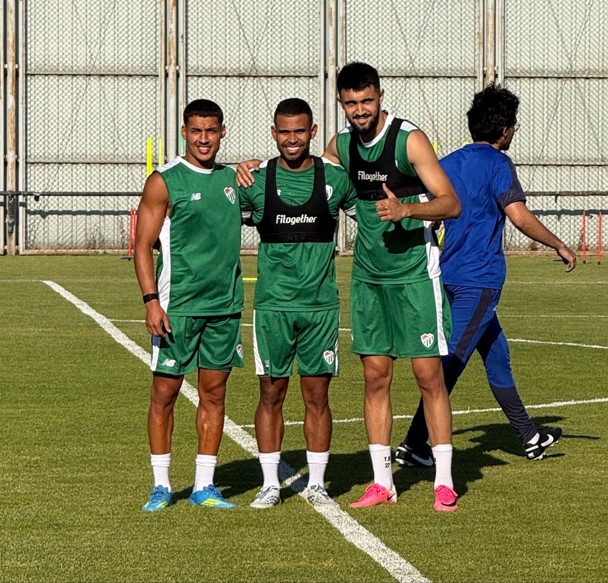 yalimbaris's tweet photo. Bursaspor’da yeni transferler dahil tüm futbolcuların yüzü gülüyor. Mustafa hoca da gayet umutlu ve heyecanlı. Süper Lig ateşi yandı. Allah Timsah’ın yüzünü kara çıkartmasın inşallah 👏🏻🐊😊 https://t.co/2IeNuDaxiT