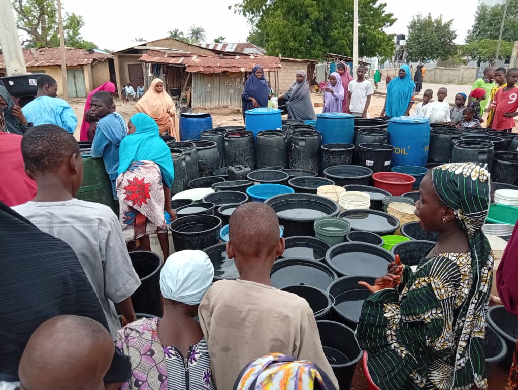 Hasena_hcdi's tweet photo. Access to clean water changes lives.

Following a baseline survey that identified water scarcity in Ungwan Sarkin, Bosso LGA, HCDI provided clean water to residents through a water tanker intervention, https://t.co/wsELHBfv7Y
