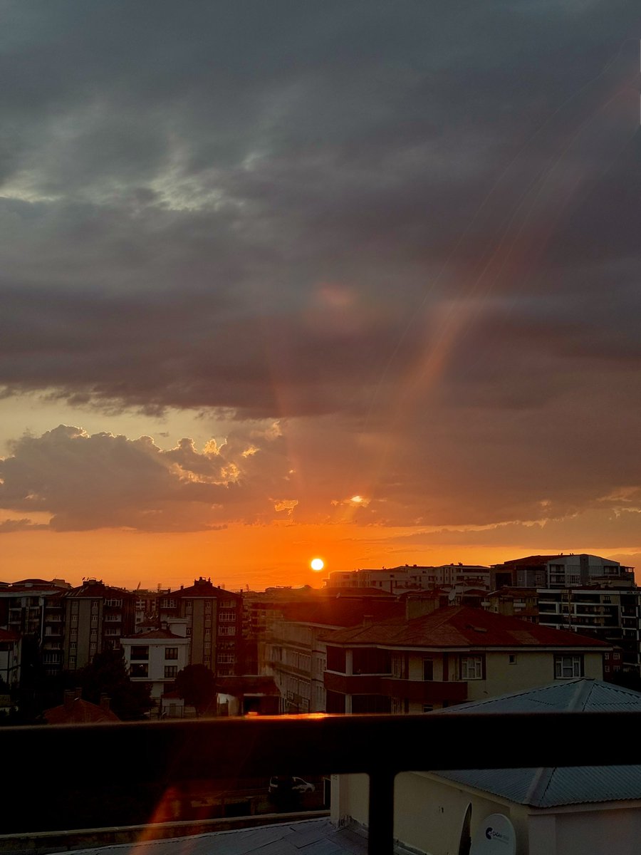 zeynepcan55's tweet photo. "Olmayanı bırakmak olanın tadını çıkarmak olacak olana inanmak ..  ” https://t.co/yEcIidZffw