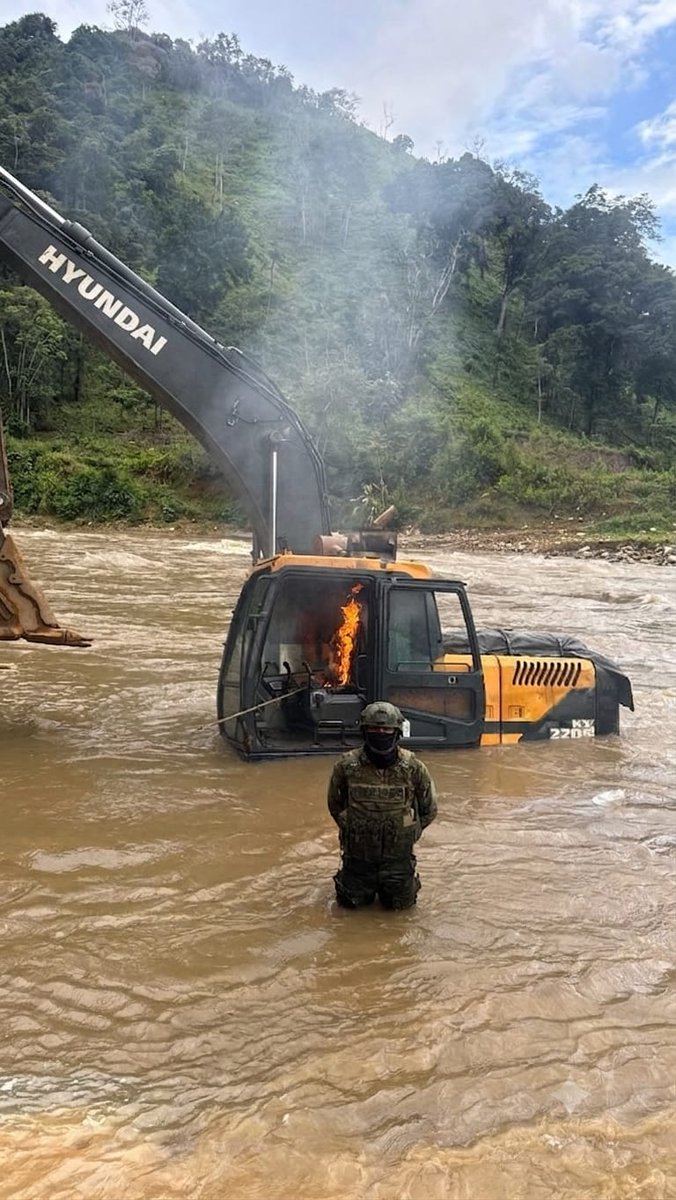 FFAAECUADOR's tweet photo. #ZamoraChinchipe | Las Fuerzas Armadas del Ecuador inhabilitaron maquinaria utilizada para minería ilegal y afectaron en aproximadamente USD 424.000 a las estructuras criminales durante una operación militar ejecutada en el cantón #Palanda.
#EcuadorUnaSolaFuerza
#FFAAContigo https://t.co/za43y5O7De