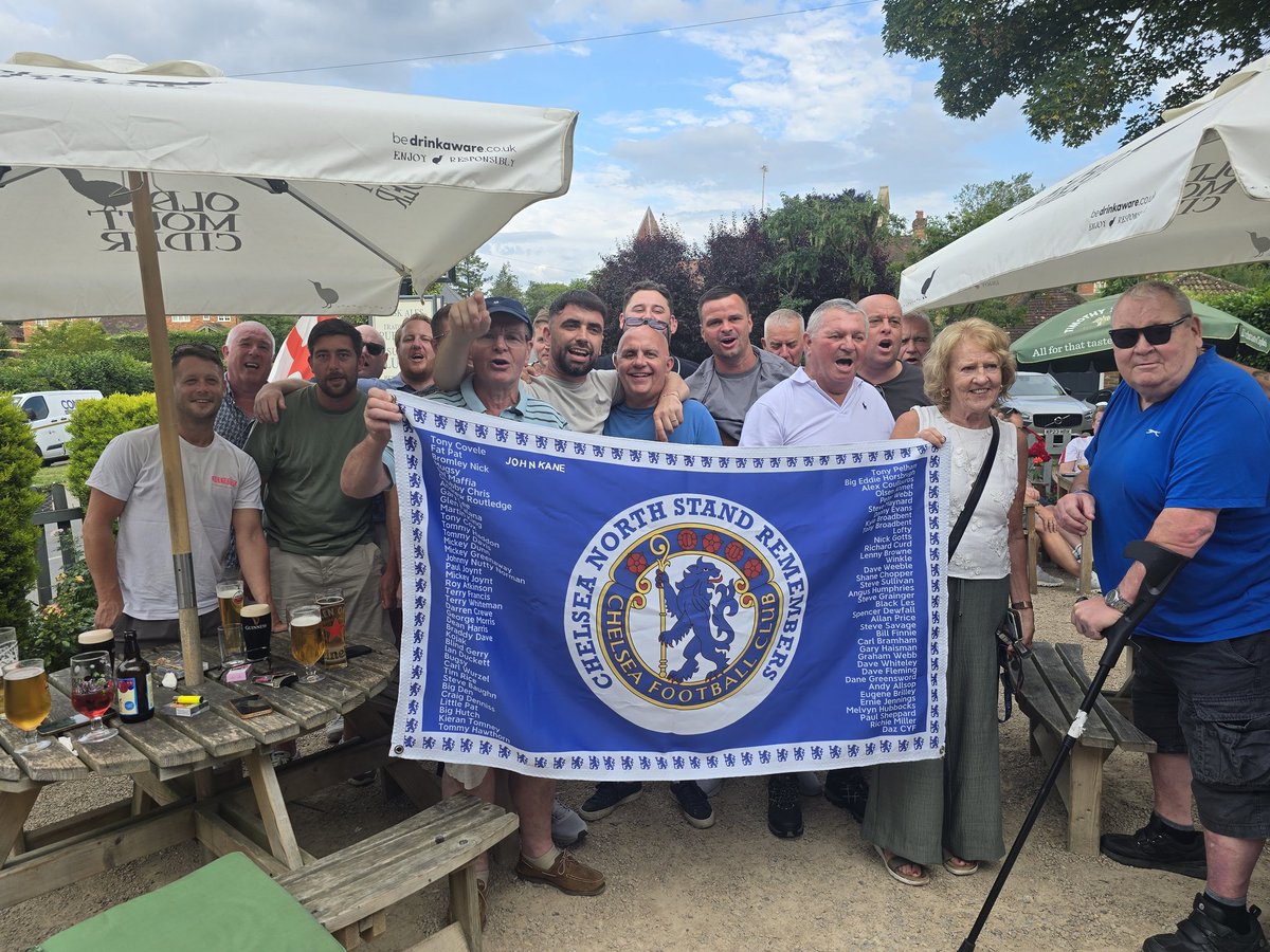 ChelseaDan5's tweet photo. Nice to be out in the English countryside with Jerry Kilburn,His son Ollie and some other Proper Chelsea at The Horse and Jockey High Wycombe remembering local Chelsea supporter John Kane R.I.P and othet Chelsea no longer with us,Cheers🍻🍻 https://t.co/Bh63c1OKlq