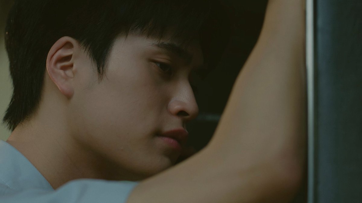 jjlion94's tweet photo. THIS WHOLE SCENES IS KILLING ME ANJING 😭 like wdym Barth gapunya siapa" buat sandaran, dia nelp rumah CUMA buat denger voice mail ibunya 😭 dia tau ga bakal ada yg angkat, DIA TAU, tapi THATS THE ONLY THING HE HAD AT THE MOMENT karena Tanrak lagi 'balik' 😭

#TicketToHeavenEP5 https://t.co/XA4jR1zKIR
