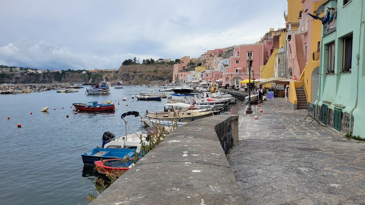 IDnum's tweet photo. La jolie île de Procida dans le golfe de Naples et ses maisons de pêcheur colorées https://t.co/lrjtLkutRQ