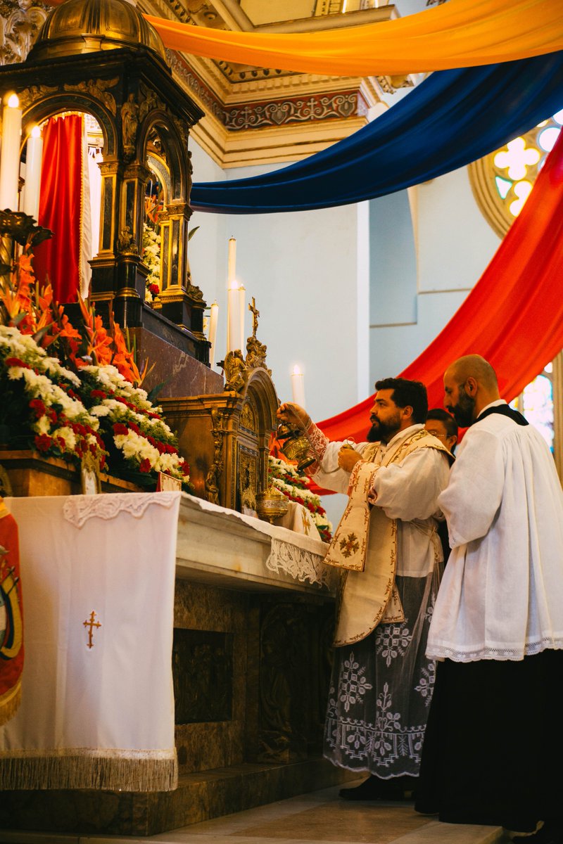DonCatolico1960's tweet photo. Algunas postales de la Misa Tradicional celebrada en la Basílica del Voto Nacional al Sagrado Corazón de Jesús en Bogotá, Colombia, en renovación de la consagración del país. https://t.co/Zhc3ODL7fj