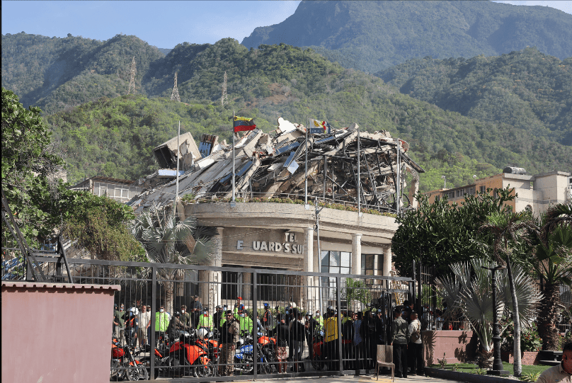 PCV_Venezuela's tweet photo. #SOLIDARIDAD #GRECIA 

Carta del KKE al Comité Central del Partido Comunista de Venezuela sobre el devastador terremoto

Apreciados camaradas: El KKE quiere  expresar su más sentido pésame y su total solidaridad con el pueblo de  Venezuela por las víctimas y los graves daños causados por el reciente  terremoto en su país. Estamos siguiendo de cerca el gran esfuerzo que se  está realizando para localizar y rescatar a los supervivientes.

Una vez más, se demuestra de forma trágica  que son los sectores populares más pobres los que sufren las graves  consecuencias de sacrificar medidas esenciales de protección antisísmica  en aras del beneficio capitalista, así como de las carencias de  infraestructuras y personal relacionadas con la protección civil.

Por favor, transmite a la clase obrera y a los sectores populares de tu país nuestro más sentido pésame y solidaridad.

Sección de Relaciones Internacionales del CC del KKE

https://t.co/YIftgCUPkn