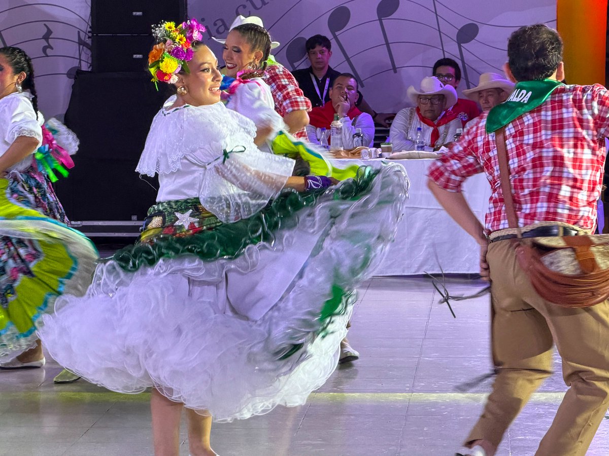 RadNalCo's tweet photo. #Regiones | Las 22 candidatas que participan en el Festival del Bambuco en San Juan y San Pedro, en Neiva, presentaron una muestra del folclor de sus territorios, llena de color, alegría, historia y música, con expresiones culturales del Pacífico, el Caribe, la región Andina y la Amazonía.

Además, varias de ellas demostraron su talento en la interpretación musical, las danzas autóctonas y la ejecución de instrumentos tradicionales.

🎶 El Festival del Bambuco es una de las celebraciones más representativas que vive el Huila durante este fin de semana.