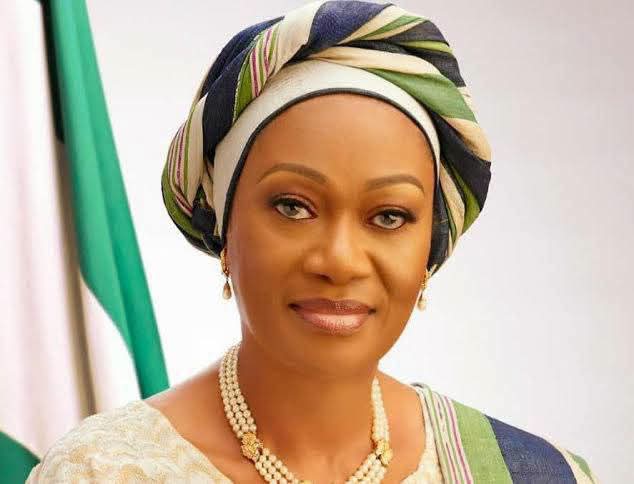 seraphic_muse's tweet photo. Who is a better first lady to Nigerians. 

A. Patience Jonathan 
B.Aisha Buhari       
C. Remi Tinubu

Just be honest. https://t.co/c9xNW1WglU