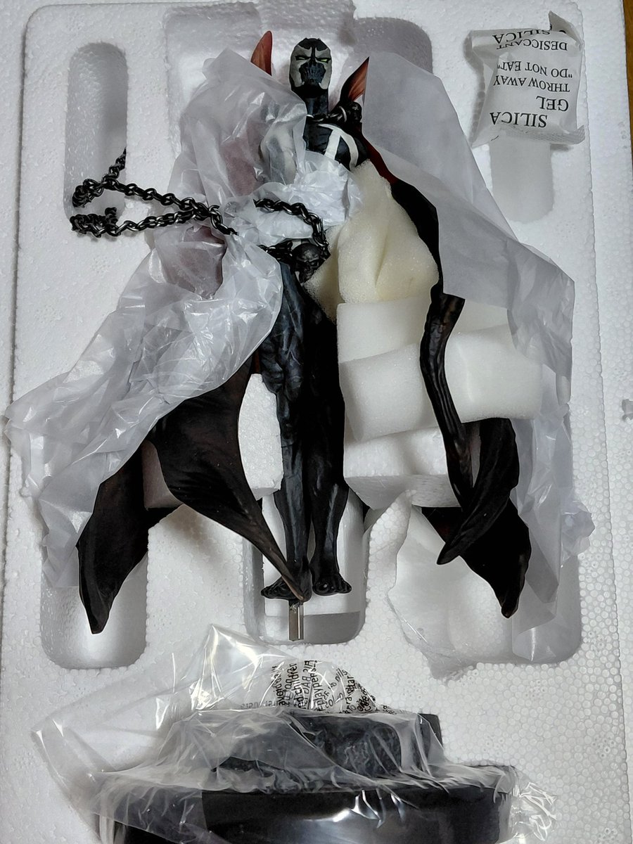 KIKUHEAD's tweet photo. Spawn Statue
Black White &amp; Red All Over  
Inspired by the art of Pupeteer Lee

この時間になってやっと開封…
コンセプトはわかりませんが
筋肉の無い華奢な身体は
産まれたばかりのような
そんな感じに見えました！
レジン製のマットな塗装は
とにかくカッコよすぎです！
#Spawn 
#McFarlaneToys https://t.co/PKU0kkoZIj