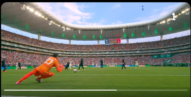 FranRuiz10's tweet photo. Sobre Muslera. 
Es cierto que se deja caer muy blando porque es un disparo muy fácil de atajar. 
Pero ayer el césped estaba criminal y hay un bote en ese tiro en el que el balón hace un pequeño extraño. https://t.co/wkT0dr9Gzf
