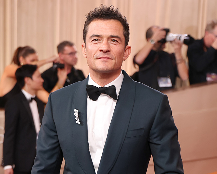 boredpanda's tweet photo. Katy Perry released a horror-themed music video for her new single Watch It Burn, playing a scorpion-human hybrid who torches a town.

Fans spotted a newsstand in flames featuring "Gaslight Magazine" and an Orlando Bloom lookalike credited as "Jensen Turner". https://t.co/zeWXHSEYn5