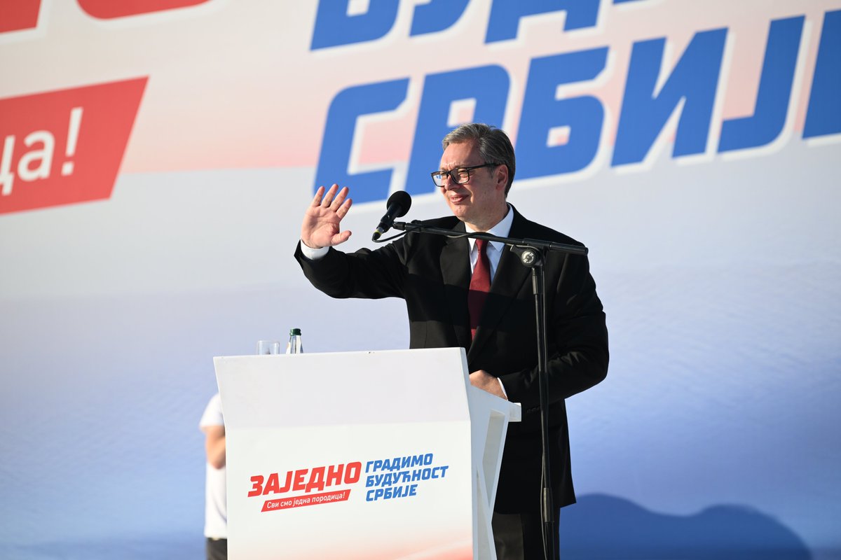 sns_srbija's tweet photo. Председник Републике Србије Александар Вучић @avucic изјавио је на скупу "Србија  - једна породица" говорећи о плановима за будућност, да су људи најважнији и да зато данас са тог места уједињени шаљемо поруке од највећег значаја за будућност.
https://t.co/ugpK1TFssT https://t.co/WwpjdLRxnH