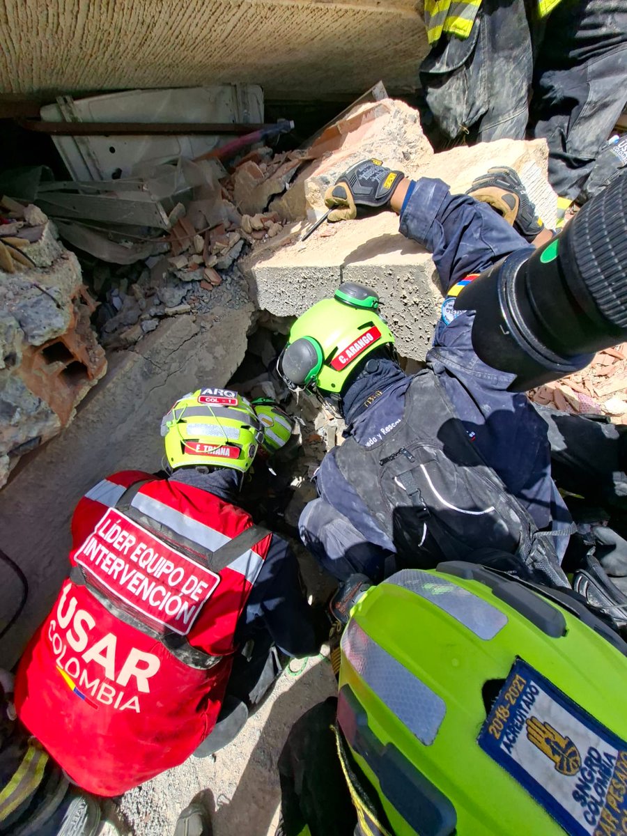RadNalCo's tweet photo. #ÚltimaHora 🚨🇻🇪 | Continúan las labores de búsqueda y rescate en el municipio de Caraballeda, estado de La Guaira, una de las zonas más afectadas por el doble terremoto que sacudió a Venezuela.

👷‍♀️ A esta hora, los organismos de emergencia concentran sus esfuerzos en las residencias Ritasol Palace, donde continúan las operaciones para localizar posibles sobrevivientes entre los escombros.

🎥 @INRAVISIONco se encuentran en el lugar de la emergencia, llevando el cubrimiento especial y el minuto a minuto de esta tragedia.