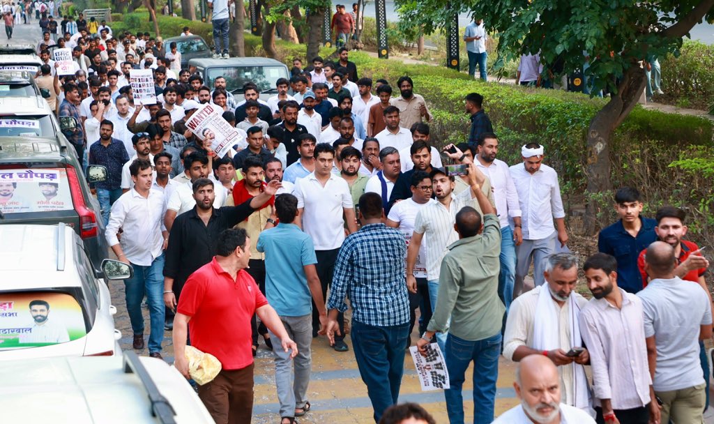 IYC's tweet photo. जब-जब युवाओं के सपनों पर वार होगा, तब-तब हाथों में मशाल और सड़कों पर हुंकार होगा। 🔥

Leak शिक्षा मंत्री धर्मेंद्र प्रधान इस्तीफा दो! ✊🏻

नेता प्रतिपक्ष @RahulGandhi जी के #ChhatronKiGoonj अभियान के तहत आज IYC अध्यक्ष @UdayBhanuIYC और युवा कांग्रेस कार्यकर्ताओं ने 📍राजघाट, दिल्ली में छात्रों के भविष्य के साथ हो रहे खिलवाड़ के खिलाफ जोरदार प्रदर्शन किया।

हमारी स्पष्ट माँगें:👇🏻
🔸शिक्षा मंत्री धर्मेंद्र प्रधान को बर्खास्त करो
🔸पेपर लीक माफिया पर सख्त कार्रवाई करो
🔸परीक्षा और भर्ती व्यवस्था में व्यापक सुधार करो
🔸वार्षिक परीक्षा एवं भर्ती कैलेंडर जारी करो