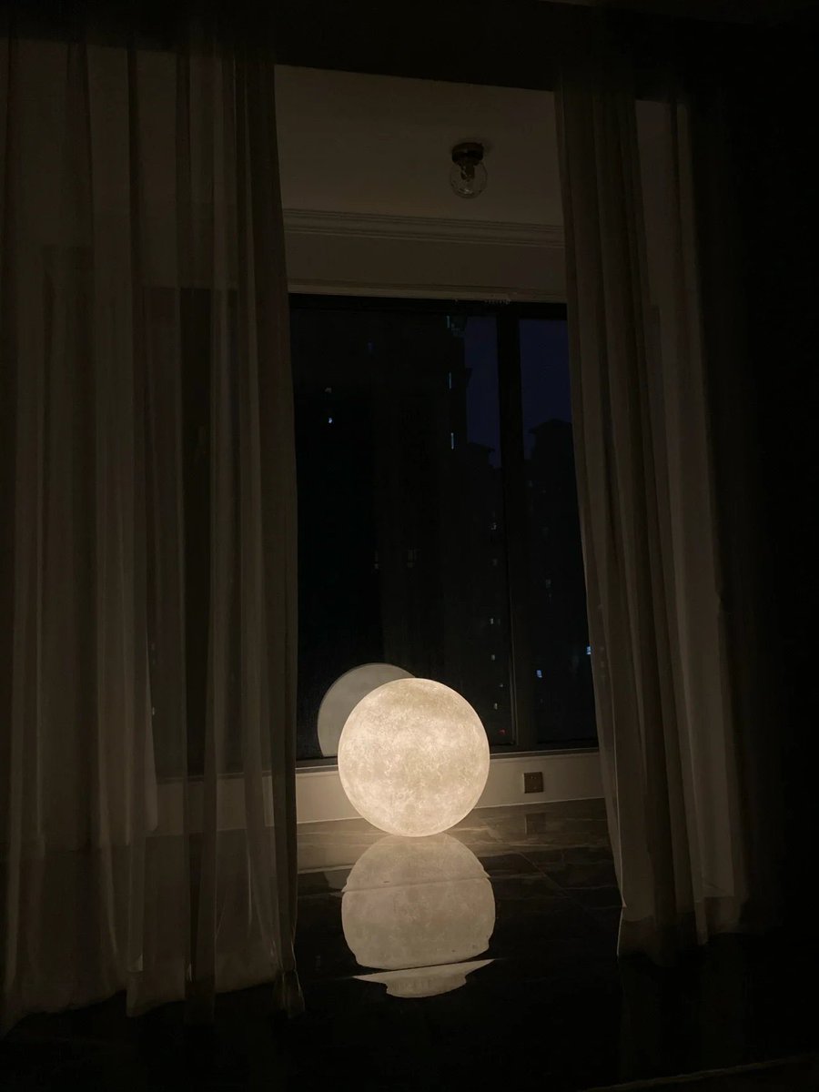 f34348756's tweet photo. 每到凌晨都会有一种感觉 自己是这城市唯一醒着的人，还有没睡的人吗？？？？ https://t.co/Sr8heAk1YI