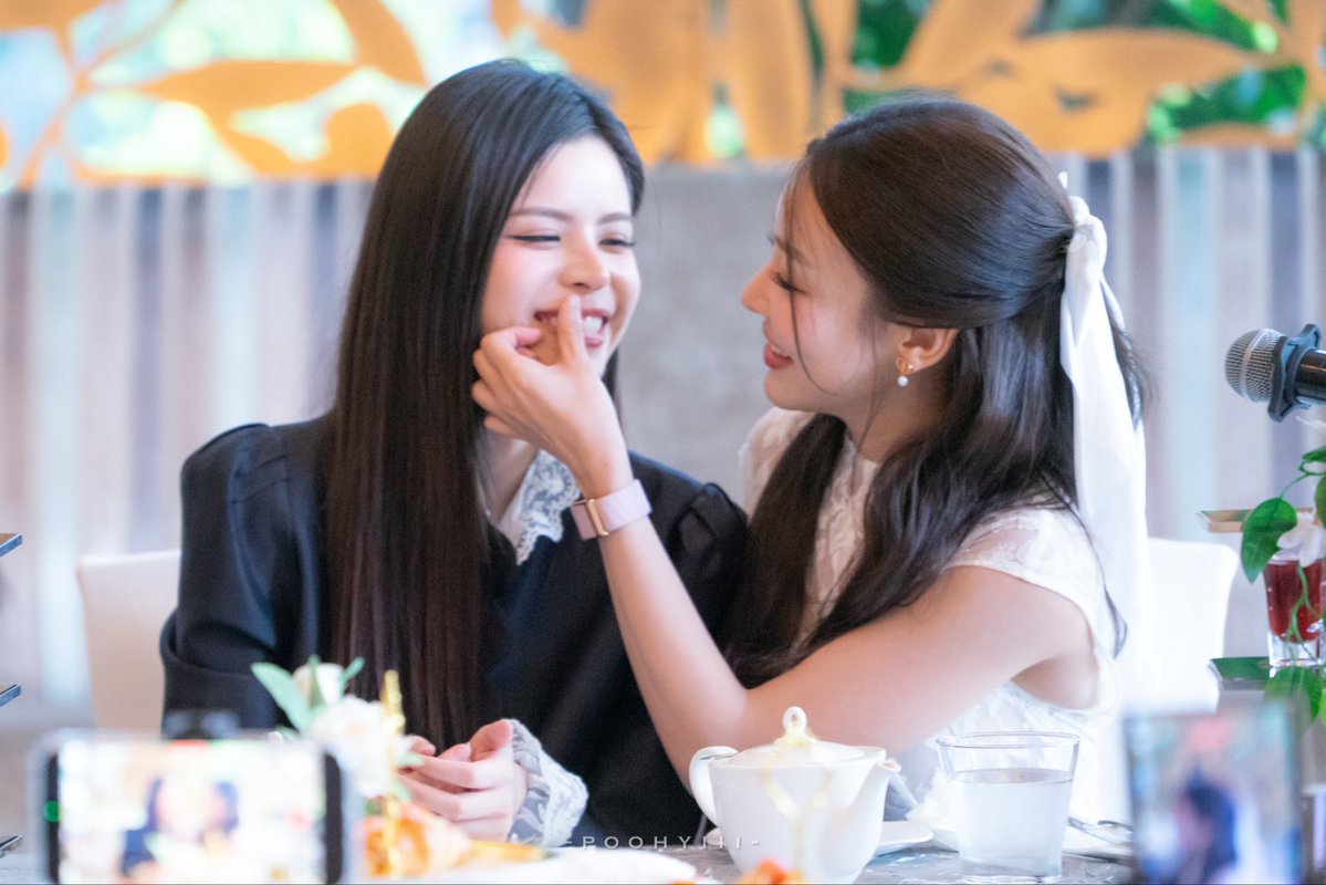 poohyiii's tweet photo. ดูแลกันอย่างดีเลยนิหน่า 

SWEET MOMENT AFTERNOON TEA WITH FAYMAY
#SaraanxFayMay https://t.co/WdxwadzBV1