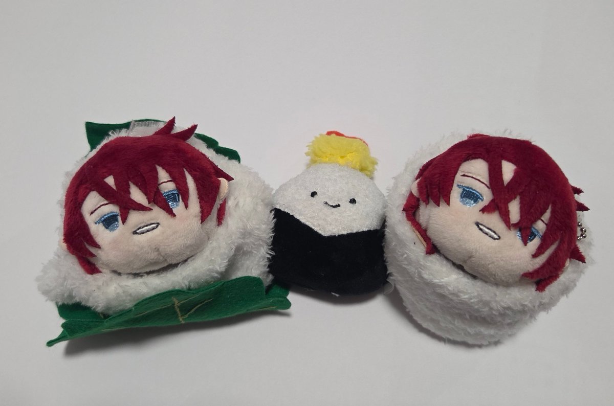 nao_nao1024's tweet photo. このもちごちズは、おにぎりと柏餅なんだよ〜〜（もちゃさん作）
おにぎりのぬいぐるみと一緒だともちごちの多幸感が増すように見える🤣 https://t.co/E7xTDEWKdZ