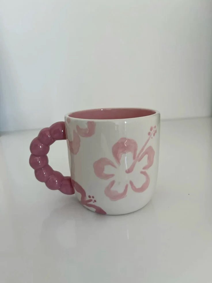 evvcastelo's tweet photo. Ayer con ayuda logré hacer una taza, creo que será mi taza favorita. ❣️ https://t.co/24jV4KHc6W