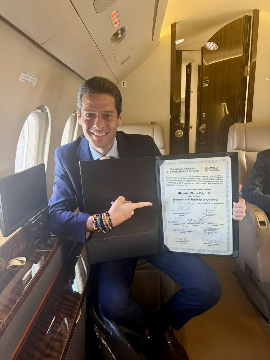 MauricioGomezCO's tweet photo. ¡Sí se pudo! 🇨🇴

Valió la pena cada paso, cada esfuerzo y cada sacrificio.

Hoy comienza una nueva etapa para construir la Patria Milagro que tanto anhelamos.

Con @ABDELAESPRIELLA y @jrestrp, lo mejor está por venir. https://t.co/HxXVN0P4sz
