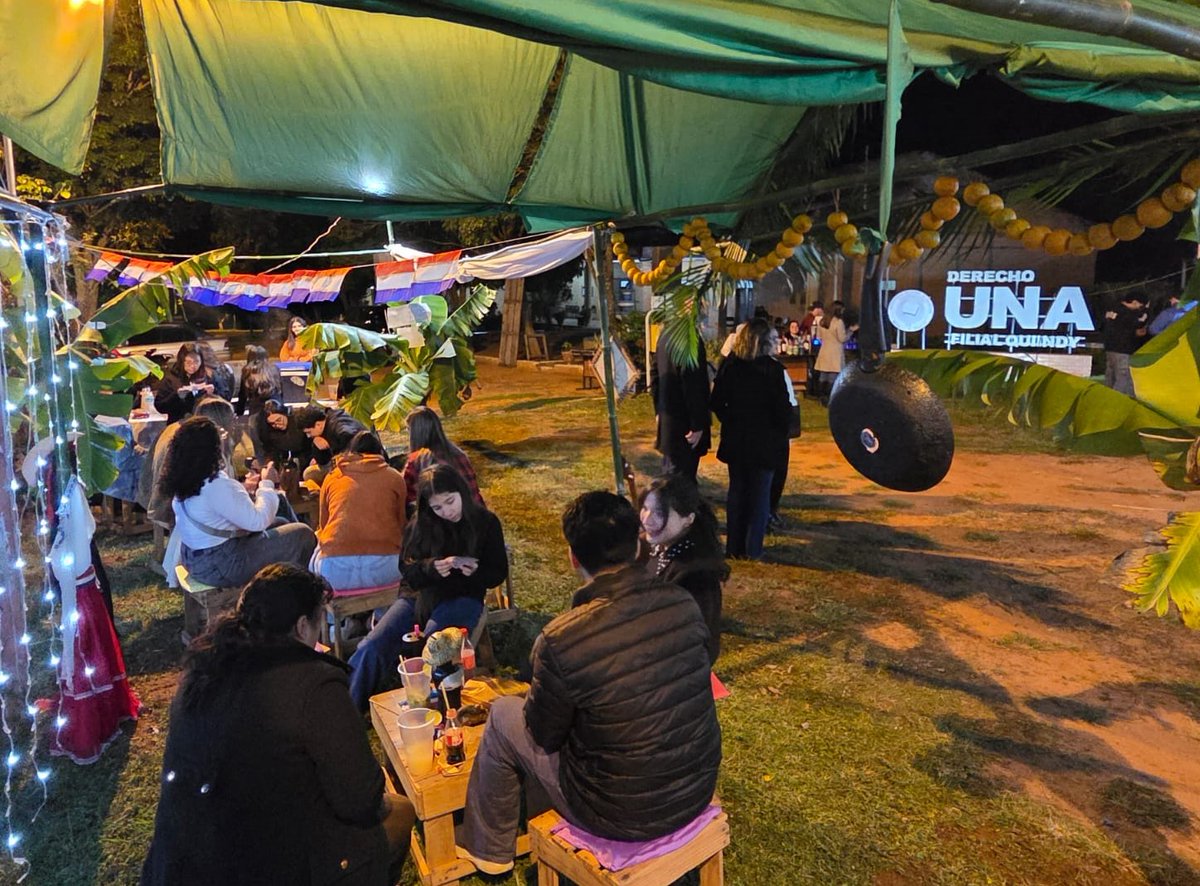 TuCronista's tweet photo. Justicia paraguaya cambió los estrados por el tatakua en una noche donde de fiesta popular https://t.co/cw2e1LKxfT https://t.co/sS4hkKAEa0