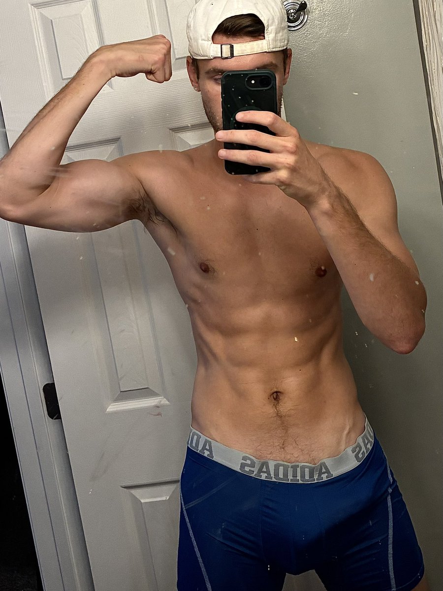 Liam7959's tweet photo. Bulge or biceps? #nsfwtwt #nsfw #bwc #sext #esex https://t.co/545f2XCXx7