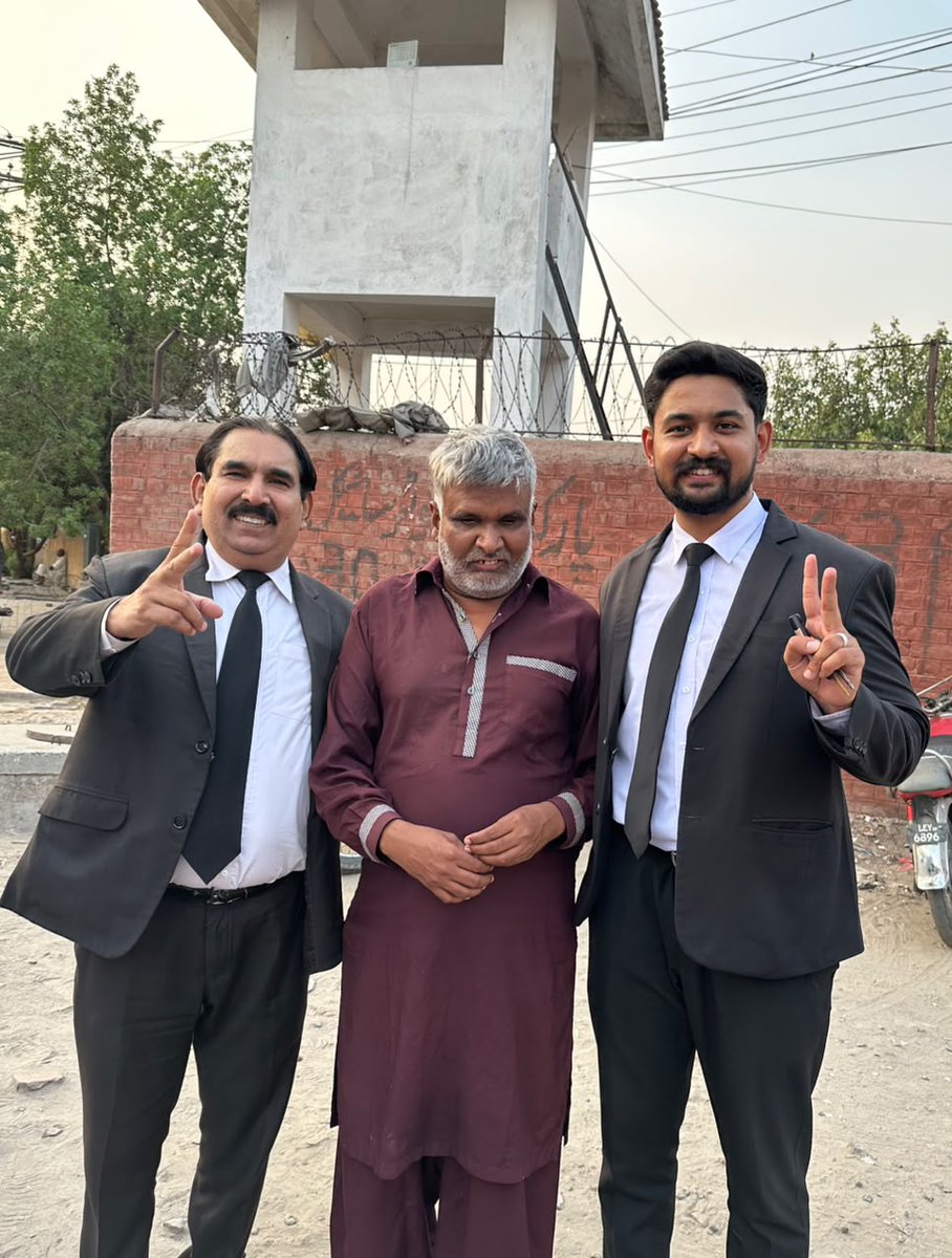 VictimsofB_Gang's tweet photo. 🔴جب انسانیت دم توڑ دے تو پھر نابینا بھی محفوظ نہیں رہتا ، زومبیز کے ہاتھ میں بلاسفیمی کا ہتھیار ہے جب چاہیں استعمال کریں کون پوچھنے والا ہے 

🔵 پارٹ#01 
فیکٹ فوکس کی نئی رپورٹ ، جس میں پردہ اٹھایا گیا ہے کہ ایک بے گناہ نابینا عیسائی شخص پر کیسے ذاتی عناد کو مٹانے کے لیے توہین رسالت کا جھوٹا الزام لگایا گیا جس الزام کی سزا ہی سزائے موت ہے ۔ تفصیل 👇 

قندیل عظیم

📍لاہور کی ایک سیشن عدالت نے توہین رسالت کے ایک مقدمے میں اپنے فیصلے میں قرار دیا ہے کہ نبی کریم کی بیویوں اور آپؐ کی ازدواجی زندگی سے متعلق سوالات اٹھانا توہین آمیز نہیں۔ عدالت کے مطابق یہ اسلام کے علمی حلقے میں بحث کا موضوع ہے۔

📍حالیہ اعداد و شمار، سرکاری ریکارڈ اور انسانی حقوق کی تنظیموں کی رپورٹس ظاہر کرتی ہیں کہ توہینِ مذہب کے زیادہ تر مقدمات جھوٹے ہوتے ہیں یا کسی خاص مقصد کے تحت بنائے جاتے ہیں۔ باقی بہت سے مقدمات میں نبی کریم کی ازدواجی زندگی اور آپ کی بیویوں سے متعلق ایسی گفتگو شامل ہوتی ہے جو علمی بحث کے دوران فطری طور پر پیدا ہو سکتی ہے۔

📍فیکٹ فوکس نے اس مقدمے کی دس ماہ سے زائد عرصے تک تحقیق کی۔ اس دوران شواہد کا باریک بینی سے جائزہ لیا گیا۔ ملزم، وکلا، مدعیان، گواہوں، پولیس افسران اور سپرنٹنڈنٹ آف پولیس سے تفصیلی انٹرویوز کیے گئے۔

📍تحقیق سے معلوم ہوا کہ ایک ایسا مقدمہ، جس میں ملزم کو سزائے موت ہو سکتی تھی، انتہائی لاپرواہی اور غیر سنجیدگی سے چلایا گیا۔ بظاہر اس کی وجہ عوامی ردعمل کا خوف تھا۔ نتیجتاً 50 سالہ نابینا مسیحی شخص ندیم مسیح اور اس کے خاندان کی زندگی ایک ڈراؤنے خواب میں بدل گئی۔

🔵پس منظر اور واقعہ🔵

📍ندیم مسیح کی عمر 50 سال ہے۔ وہ پیدائشی طور پر نابینا ہیں اور اوکاڑہ کے قریب ایک گاؤں کے رہائشی ہیں۔ اپنی معذوری کے باوجود وہ محنتی اور زندگی میں آگے بڑھنے کا جذبہ رکھنے والے شخص تھے۔

📍انہوں نے باعزت زندگی گزارنے کے لیے خصوصی تعلیمی اداروں سے تعلیم حاصل کی۔ بعد میں وہ مزید تعلیم کے لیے لاہور منتقل ہو گئے۔ انہوں نے گریجویشن مکمل کی، مگر تعلیمی قابلیت کے باوجود انہیں مناسب ملازمت نہ مل سکی۔

📍ہمت ہارنے کے بجائے ندیم نے حلال روزگار کا راستہ اختیار کیا۔ انہوں نے ایک وزن کرنے والی مشین خریدی اور لاہور کے ماڈل ٹاؤن میں واقع نواز شریف پارک میں آنے والے لوگوں کا وزن کرنے کی سہولت فراہم کرنا شروع کر دی۔

📍ندیم ایک شریف، محنتی اور خوددار شخص کے طور پر جانے جاتے تھے۔ پارک میں آنے والے بہت سے لوگ مقررہ رقم سے زیادہ پیسے دے دیتے تھے۔ بظاہر اس کی وجہ یہ تھی کہ لوگ ایک نابینا شخص کی محنت کو سراہتے تھے، جو بھیک مانگنے کے بجائے کام کر کے روزی کما رہا تھا۔

📍پارک سے واقف لوگوں کے مطابق یہی بات پارک کی کینٹین چلانے والے ٹھیکیدار کے لیے ناراضی کا سبب بن گئی۔ یہ ٹھیکیدار پارک میں چھوٹے دکانداروں اور روزی کمانے والے افراد پر اثر و رسوخ رکھتا تھا۔ ندیم کی آمدنی ان لوگوں سے زیادہ تھی جو ٹھیکیدار کے زیراثر کام کرتے تھے۔

📍فیکٹ فوکس کو ملنے والی متعدد معلومات کے مطابق پارک کے اندر چھوٹے پیمانے پر کاروبار کرنے والے افراد سے اکثر توقع کی جاتی تھی کہ وہ ٹھیکیدار یا اس کے ساتھیوں کو پیسے دیں۔ ندیم تعلیم یافتہ تھے اور اپنے حقوق سے آگاہ تھے، اس لیے وہ ایسی ناجائز ڈیمانڈز کی مزاحمت کرتے تھے۔

📍تاہم وہ غریب، نابینا اور کمزور پوزیشن میں تھے۔ اس لیے بعض اوقات ٹھیکیدار یا اس کے ساتھیوں کے کہنے پر انہیں پیسے دے دیتے، جب انہیں یقین دلایا جاتا کہ یہ رقم واپس کر دی جائے گی۔ ایک موقع پر انہوں نے کینٹین کے ایک ملازم کو 9 ہزار روپے دیے۔ دستیاب معلومات کے مطابق یہ رقم کبھی واپس نہیں کی گئی۔
(جاری ہے 👇)
#StopBlasphemyBusiness #Blasphemy #JusticeFor450 #450LivesMatter