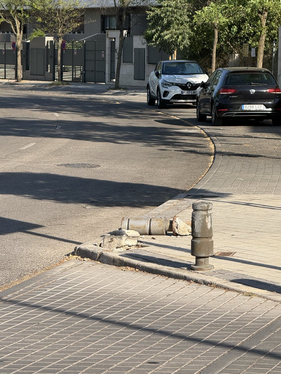 guiller_or's tweet photo. @AytoLeganes Lleva dos semanas este bolardos de esta manera, seguro que los servicios de limpieza, locales seguridad etc lo ha visto, por favor lo podéis solucionar……Gracias 
Calle Osa Menor Parque poza del agua https://t.co/p3bl67R8zZ
