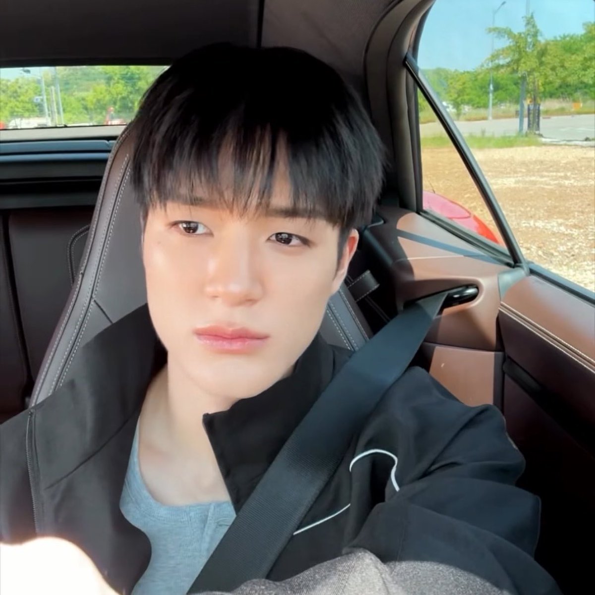 purrtopluto's tweet photo. พี่ยังไม่เสร็จงาน นั่งรอเงียบๆในรถไปก่อน https://t.co/uhLpyF2MAG